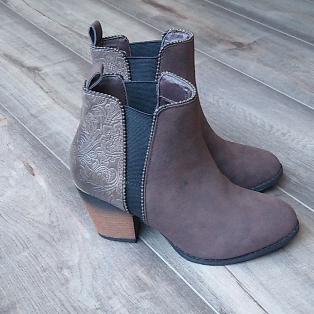 Maurices rebel ankle cowgirl bootie size 6M